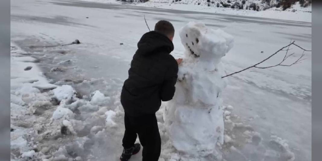 Sıcaklık -25 dereceye düştü baraj doğal buz pistine döndü! Burası Adana’nın Sibirya’sı: Alışılmadık manzara şaşırttı 3